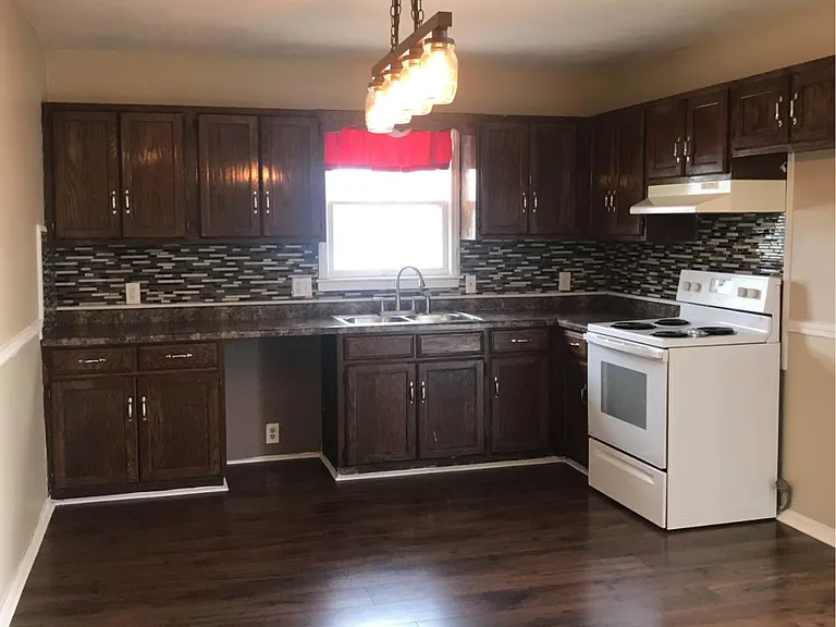 610 W College St — Photo 1