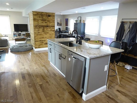 3rd image of 798 Crawford Ct