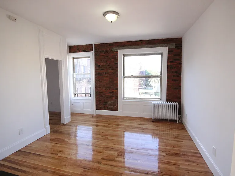 200 Waverly Pl #20 — Photo 2