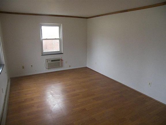 2nd image of 16 W Sunrise Ave