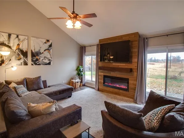 38 Katie Lynn Ct, Glen Carbon, IL 62034