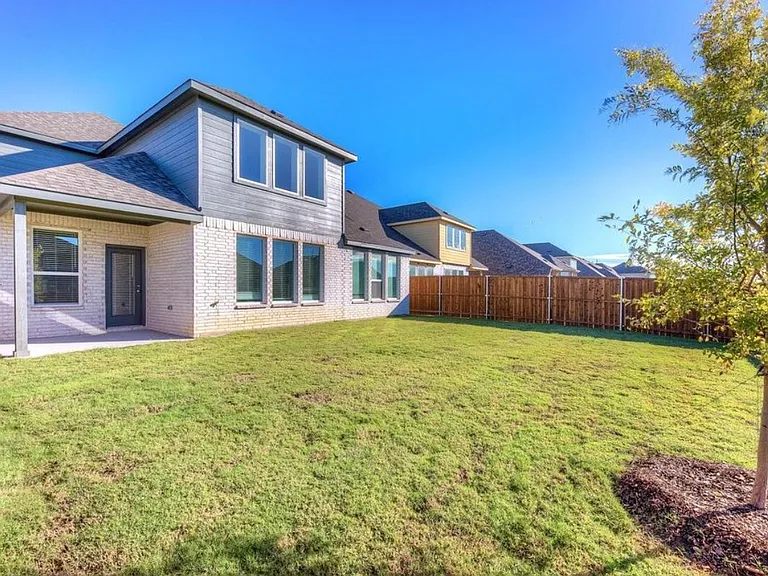 1012 Rosebay Dr — Photo 3