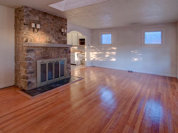 4th image of 9513 Brenda Ave