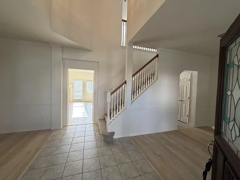 2317 Orleans Ln — Photo 3