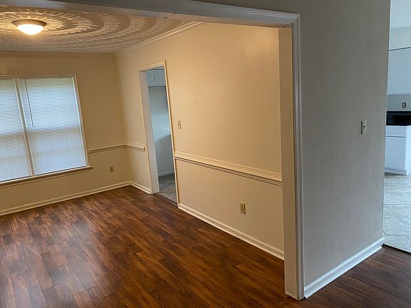 4th image of 1800 Chestwood Dr
