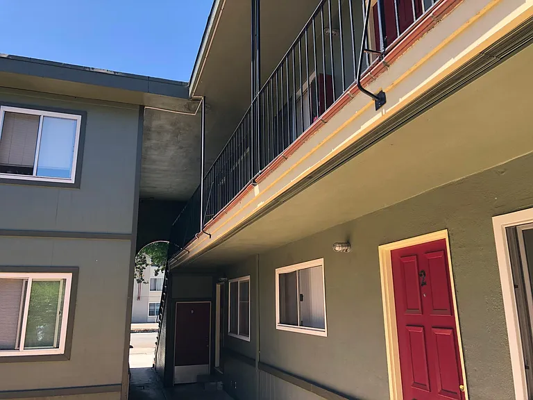 560 S 10th St — Photo 8