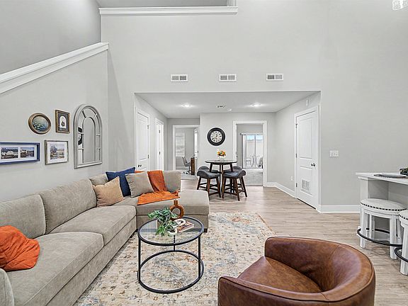 2nd image of 2710 Amelia Ln