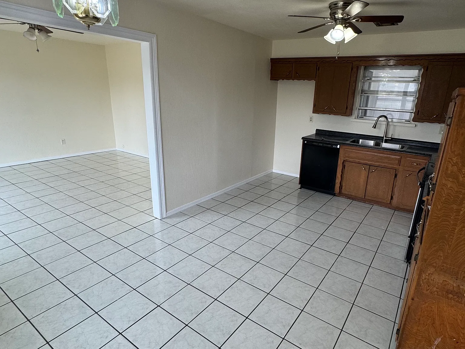 3 bed, 992 sqft, $1,300 — Photo 1