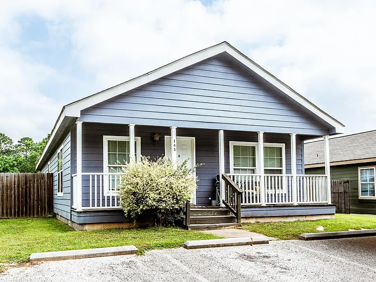 147 Varsity Dr — Photo 1