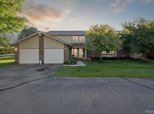 2915 Country Club Dr, Rochester, MI 48309