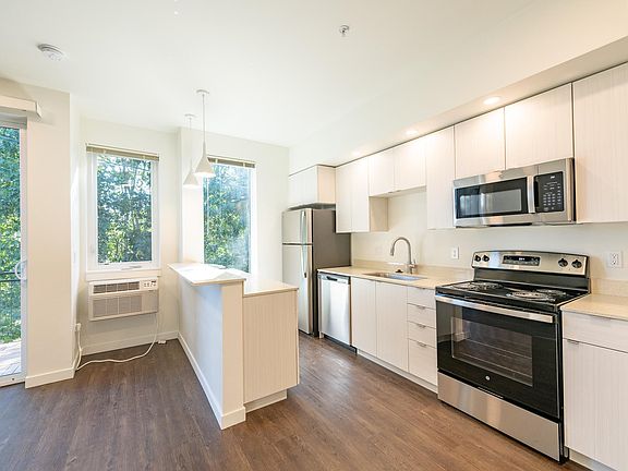 5th image of 831 NE 29th Ave #202