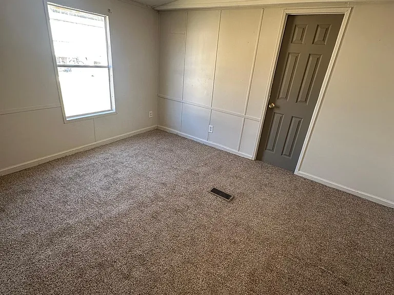 472 Sarah St — Photo 10