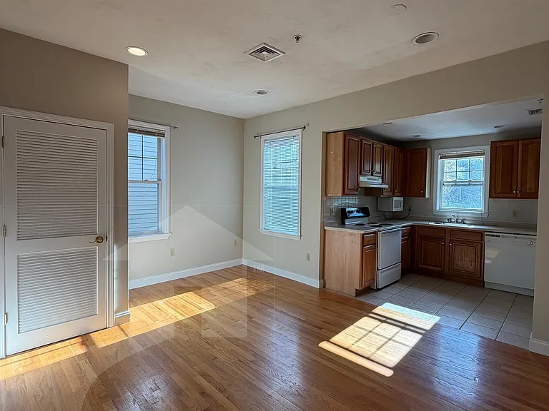 466 Green St #8 — Photo 2