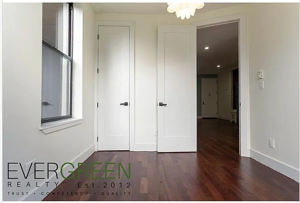 Rented by Evergreen Apartments BK | media 7