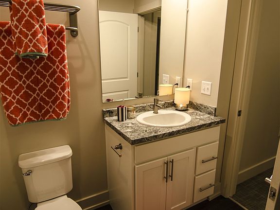 300 Grand_Bathroom (2)_2016 bath white