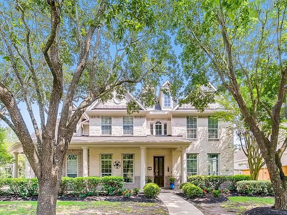 Honey, STOP the car! 822 Lake Grayson Drive is your next dream home come true on a private cul-de-sac street!