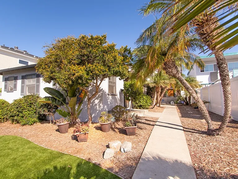 Charming 1 Bed/1 Bath - Just One Block from the Ocean in North Pacific Beach! — Photo 12