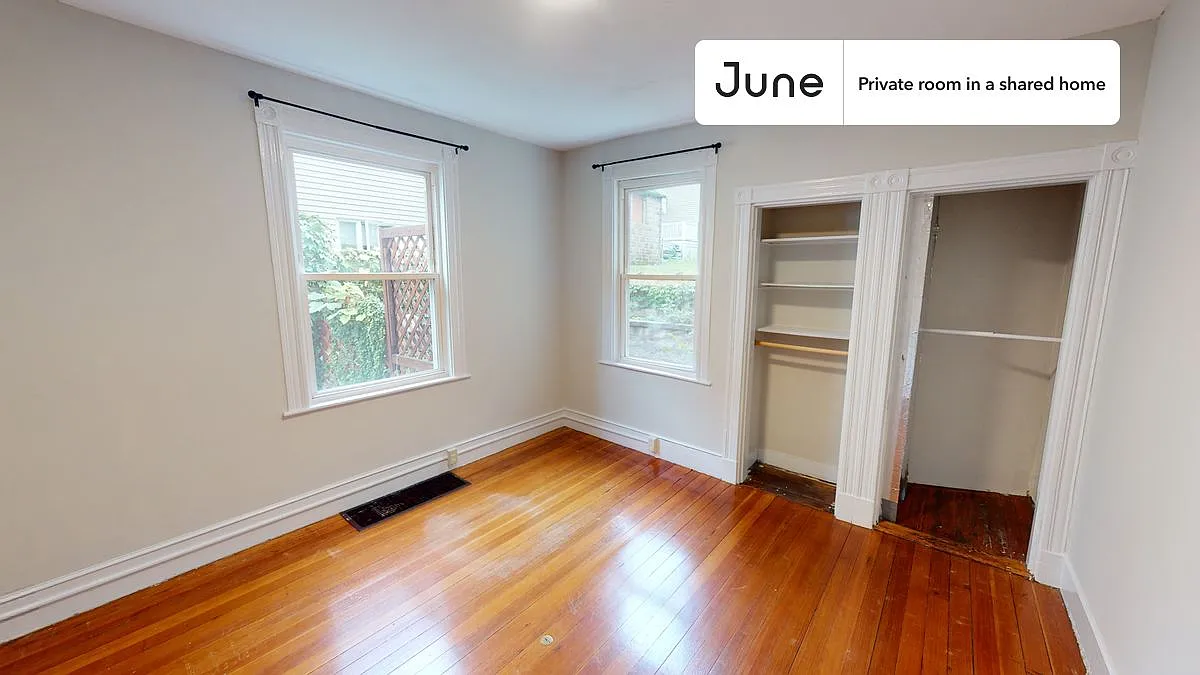 Queen bedroom in 2 bed/1 bath home in Allston #1314 B — Photo 2