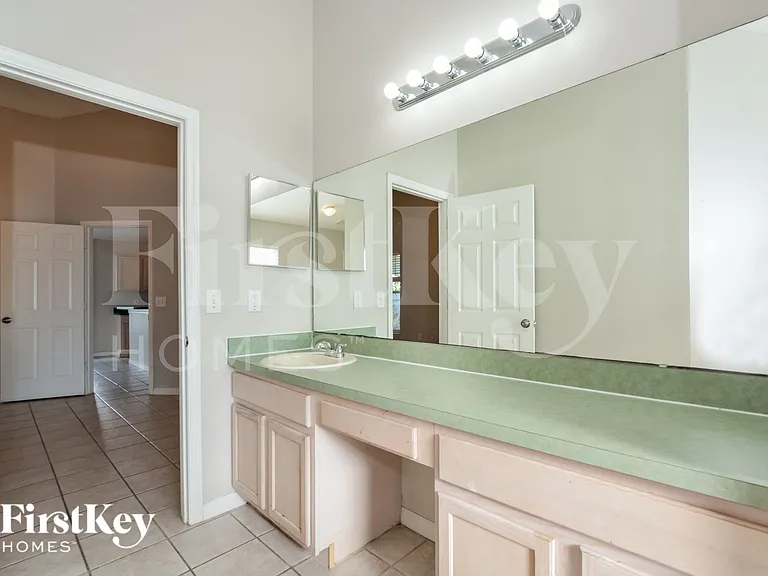 521 Finch Ln — Photo 9