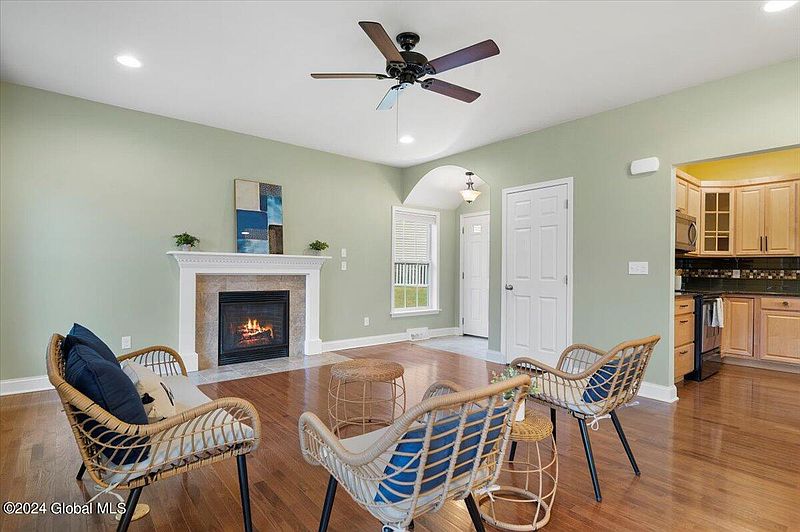 4th image of 70 Beacon Street