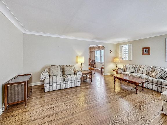 5th image of 6024 W Cornelia Ave
