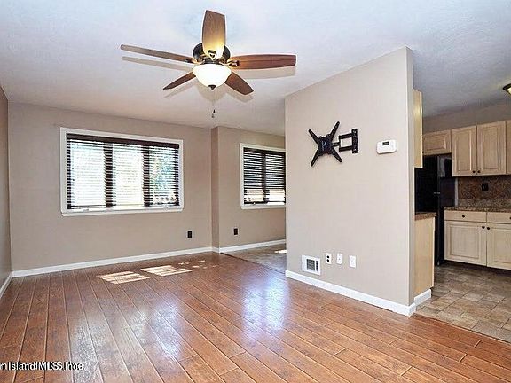 4th image of 71 Ashley Ln