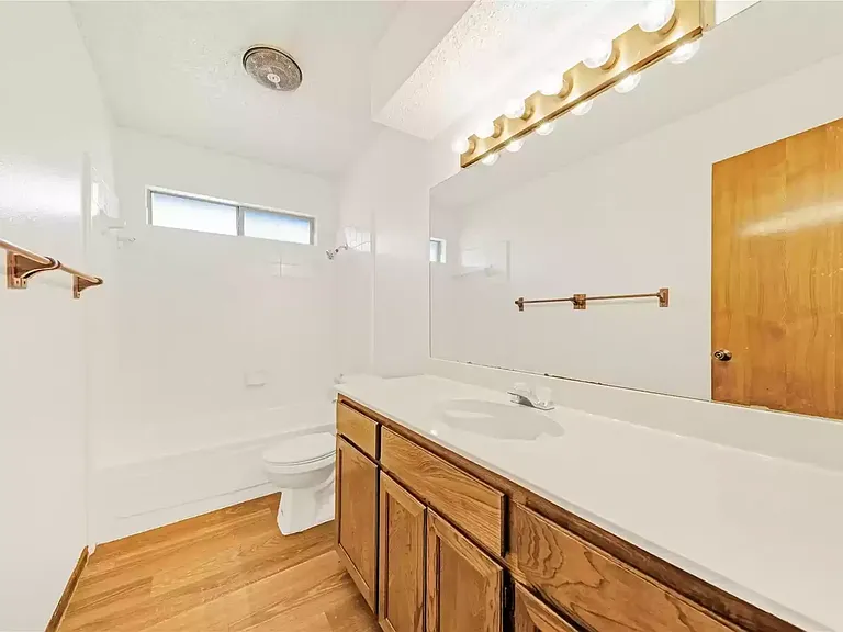 810 Castleview Dr — Photo 3