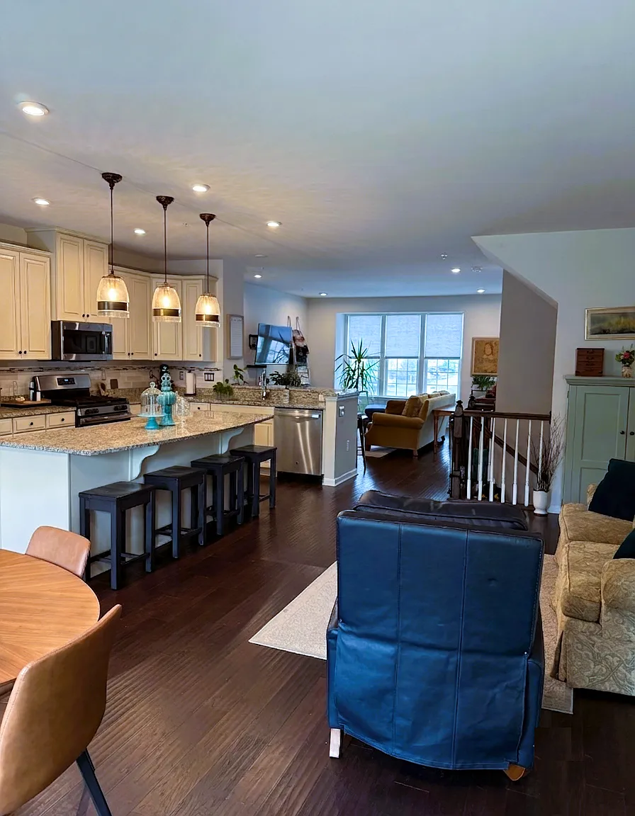 3 bed, 2.5 bath, 2432 sqft, $3,000 — Photo 3