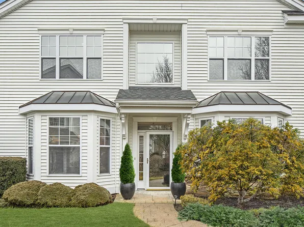 17 Concerto Ct, Eastport, NY 11941