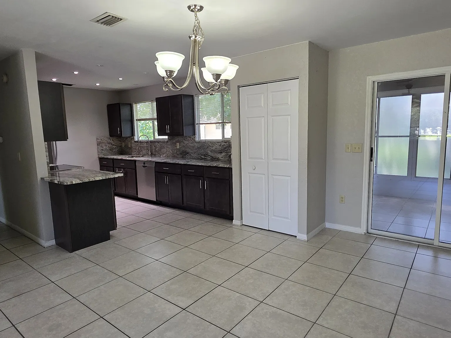 2 bed, 990 sqft, $1,575 — Photo 2