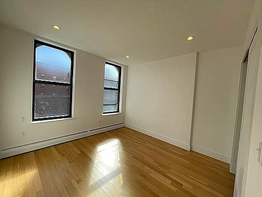 4th image of 300 W 112th St APT 4D