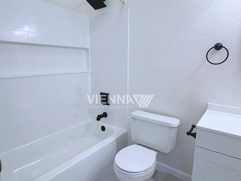2736 Genesee Dr — Photo 14