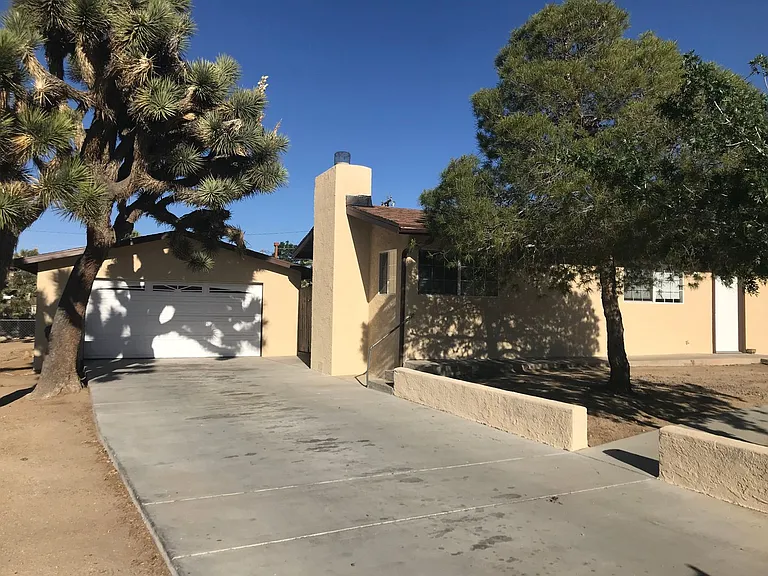 7423 Dumosa Ave — Photo 1