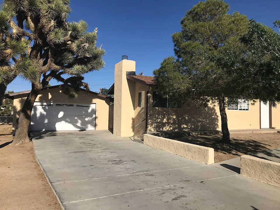 7423 Dumosa Ave