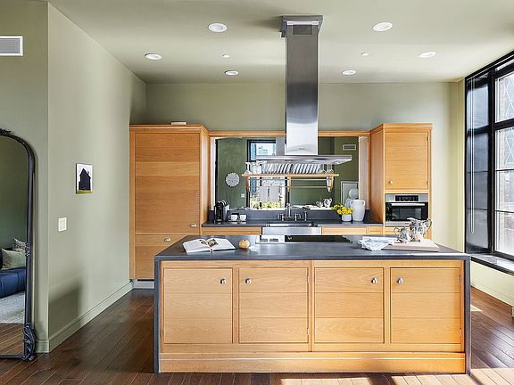 5th image of 425 W 50th St APT 10C