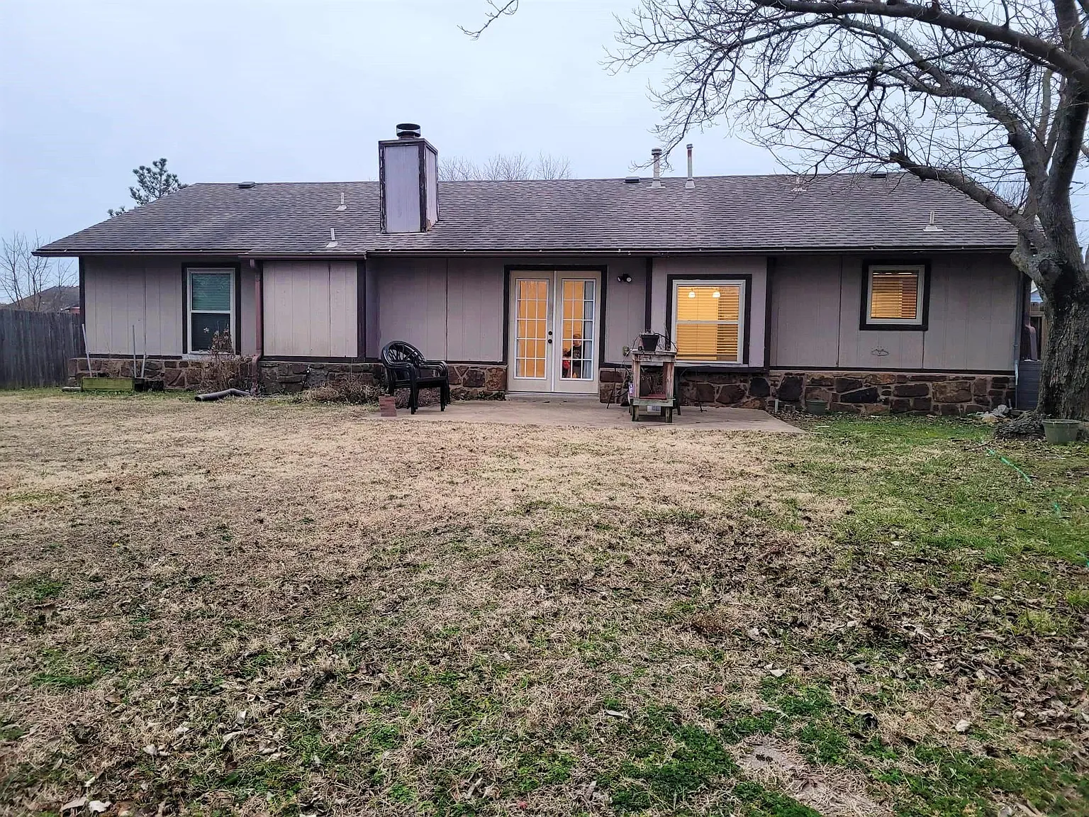 3 bed, 1000 sqft, $1,200 — Photo 2