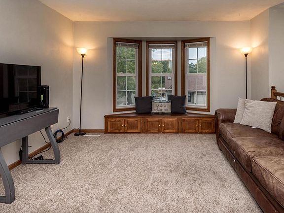 3rd image of 213 Wagonwheel Dr