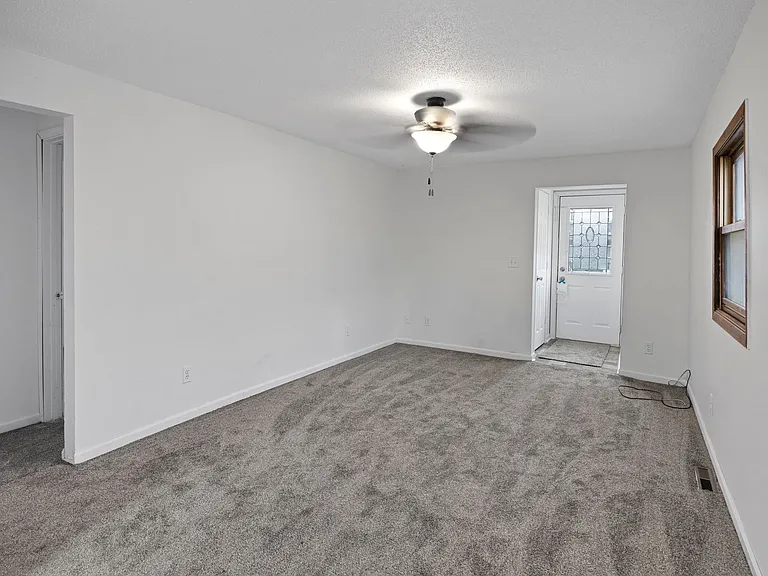 110 S Conrey St — Photo 9