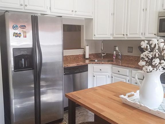 3rd image of 704 Shaw Ct