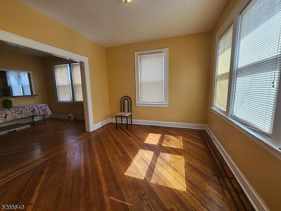 4th image of 316 Tremont Ave