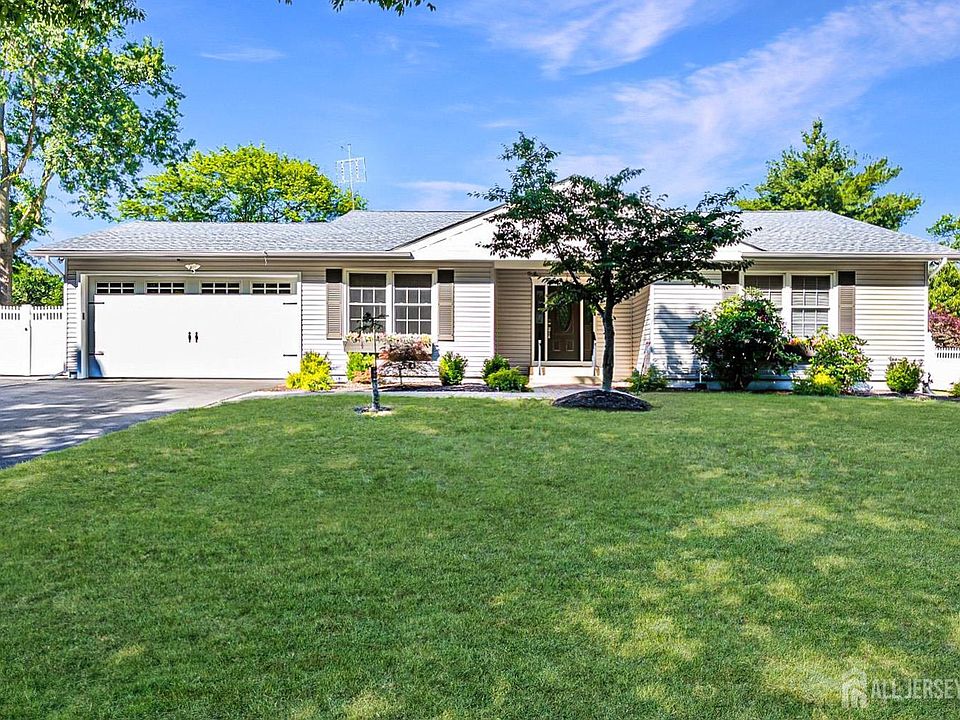1st image of 6 Wood Lake Dr