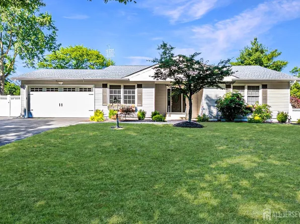 6 Wood Lake Dr, Piscataway, NJ 08854