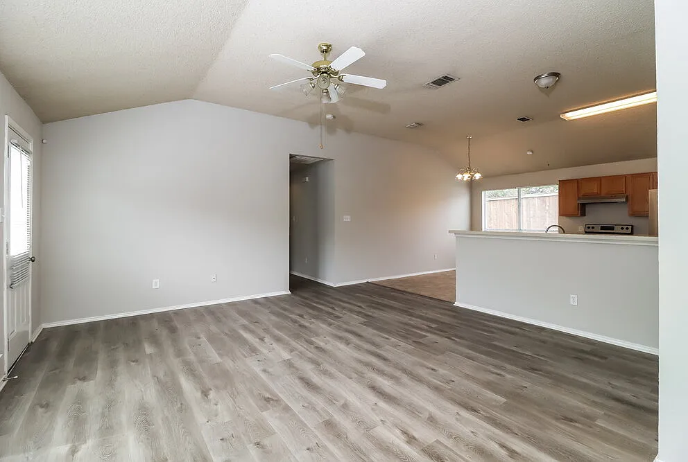 3 bed, 2.0 bath, 1305 sqft, $1,870 — Photo 4