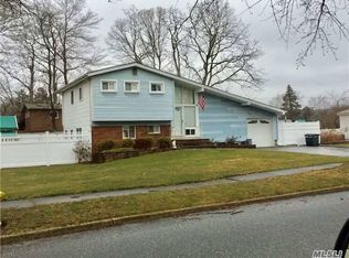 1 Sandalwood Dr, Smithtown, NY 11787