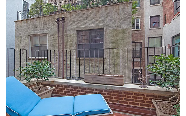 Sold by Douglas Elliman | media 24