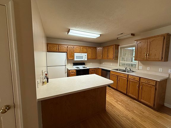 5th image of 283 Emerald Dr