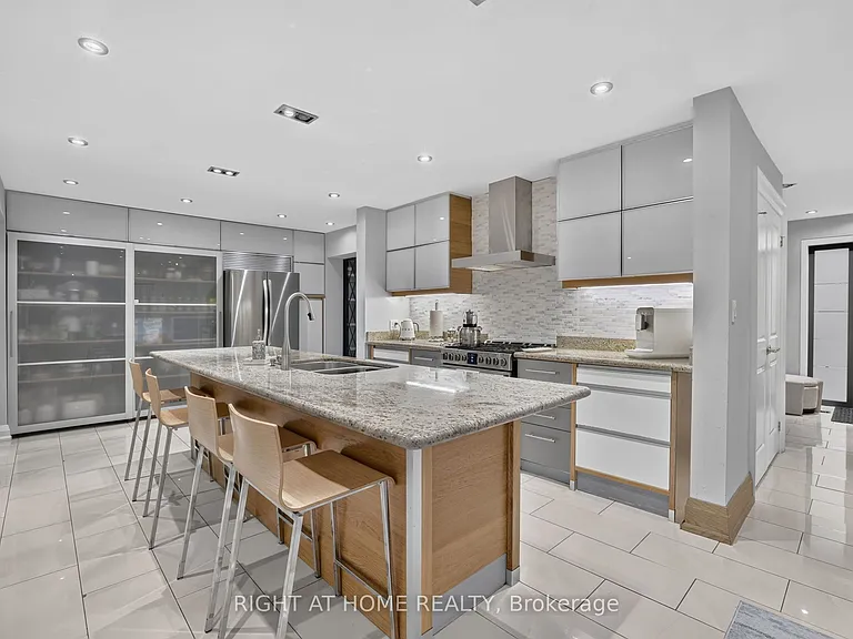 35 Brightbay Cres — Photo 12