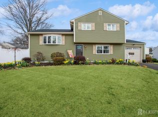 122 Osceola Ave, Middlesex, NJ 08846