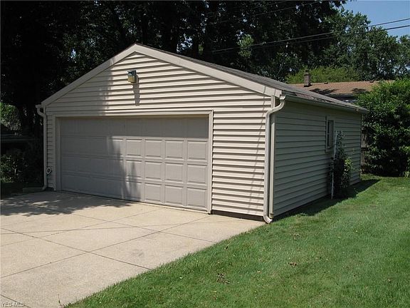 3rd image of 285 E Linwood Ave