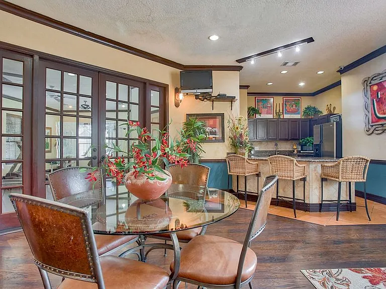 Nestled in a serene setting with beautiful views, Mission Oak apartment provides a peaceful retreat that feels worlds away while being conveniently located near shopping, dining, and major employers.